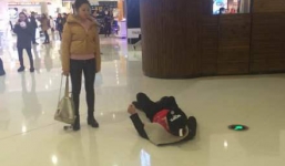 Nằm lăn ra sàn TTTM “ăn vạ” vì cãi nhau với bạn gái